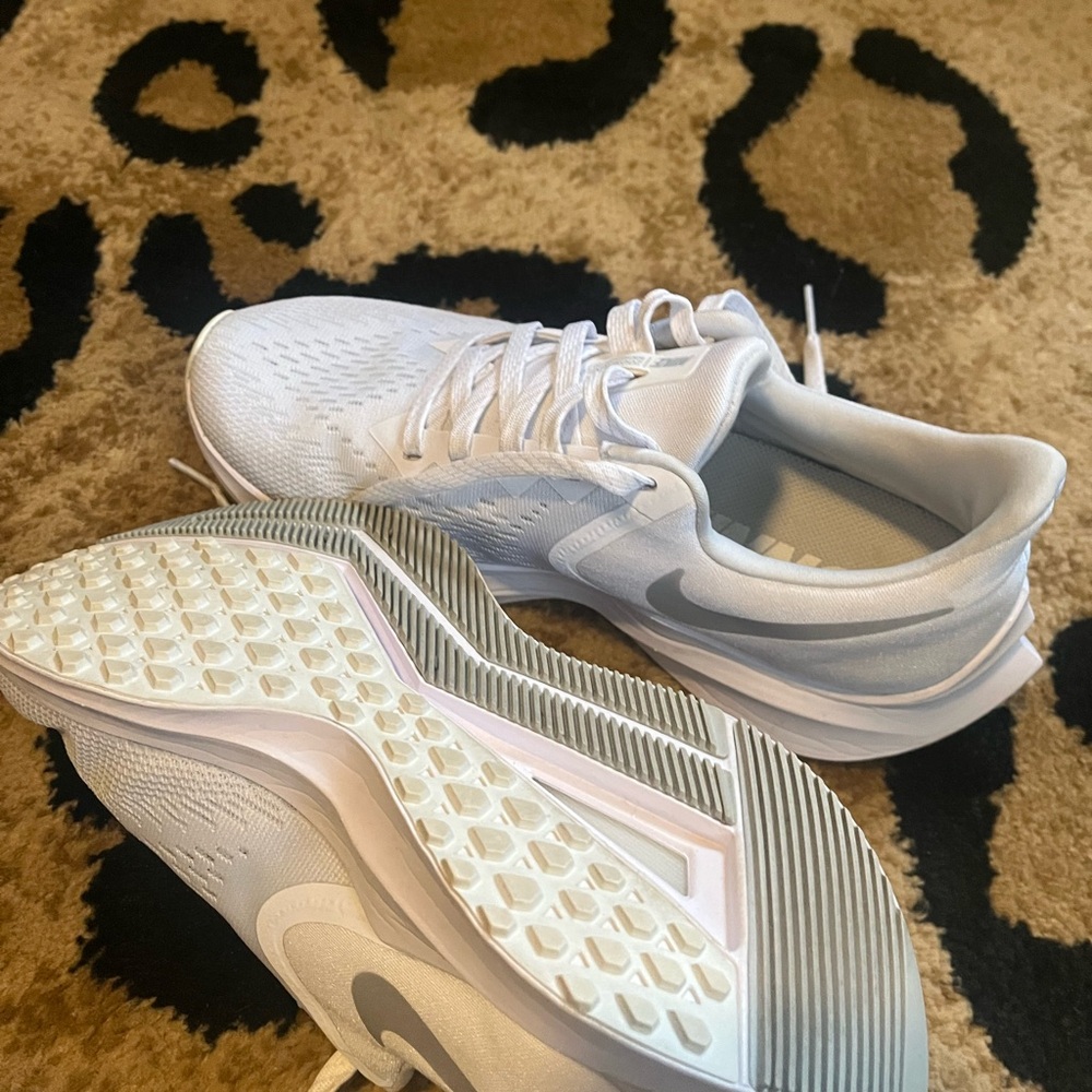 Size 7 1/2 White Nike Zoom Running Sneakers